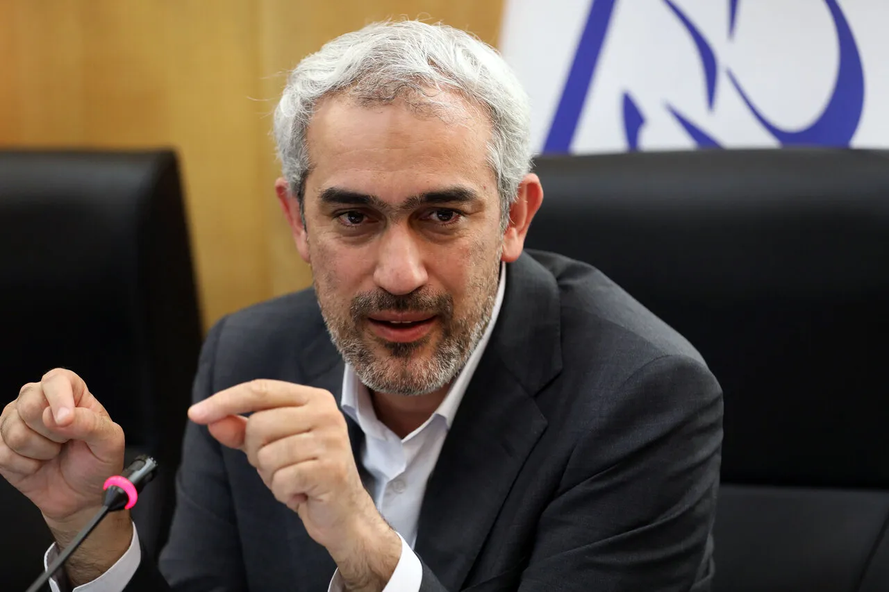 سید علی مدنی‌زاده
وزیر اقتصاد و دارایی
حاشیه جلسه هیأت دولت
هیأت دولت
دولت چهاردهم
