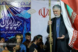 پرچم&zwnj;داری وزیر ارشاد در چهاراه ولیعصر(عج)