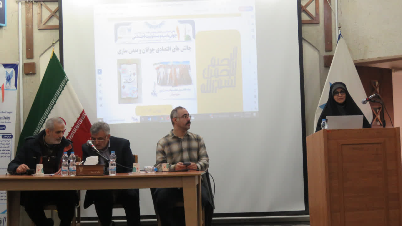 نا امید نمودن نسل جوان از برنامه های دشمن می باشد. نا امید نمودن نسل جوان از برنامه های دشمن می باشد.