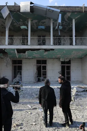 بازدید دکتر بیژن رنجبر رئیس دانشگاه آزاد اسلامی، پس از حمله هوایی آمریکا و رژیم صهیونیستی به سفارت سابق آمریکا(لانه جاسوسی) 