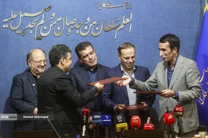 امضای تفاهم&zwnj;نامه معاونت علمی و پتروشیمی خلیج فارس با حضور محمد شریعتمداری مدیرعامل هلدینگ خلیج فارس و حسین افشین معاون علمی، فناوری و اقتصاد دانش&zwnj;بنیان رئیس جمهور