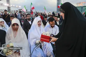 مراسم جشن عروسی زوج های جان فدا همزمان با سالروز ازدواج حضرت زهرا و حضرت علی در میدان امام حسین