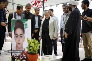 حضور دکتر رنجبر در مدرسه شجره طیبه میناب و مزار شهدای مظلوم دانش&zwnj;آموز