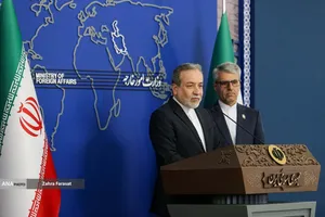 حضور سیدعباس عراقچی وزیر امورخارجه بمناسبت روز خبرنگار در جلسه هفتگی سخنگوی وزارت خارجه