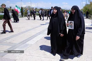 نمازگزاران جمعه در مرقد مطهر امام راحل(ره)