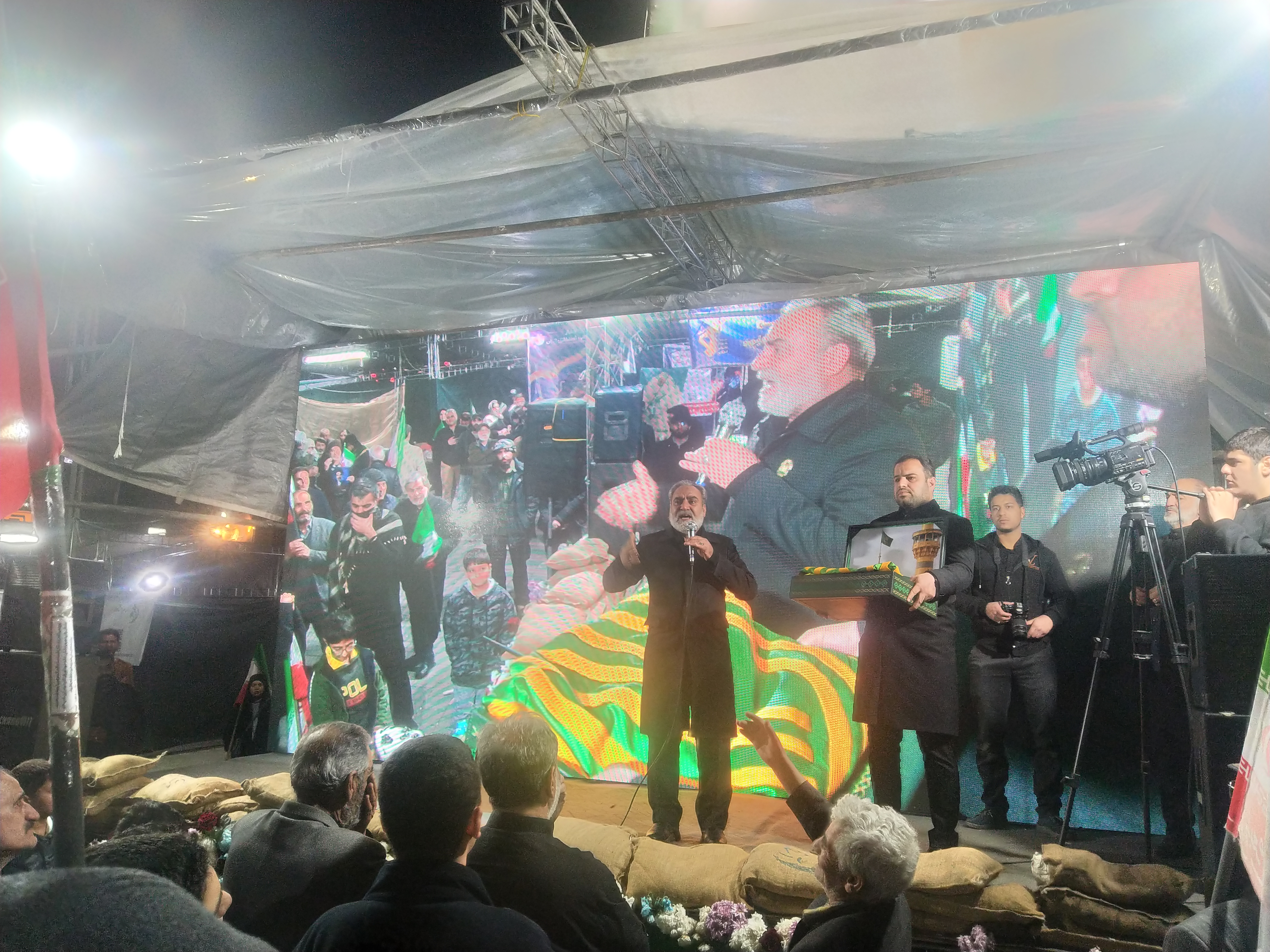 حضور پرشور دانشگاهیان و مردم در میعادگاه شبانه واحد تهران غرب حضور پرشور دانشگاهیان و مردم در میعادگاه شبانه واحد تهران غرب