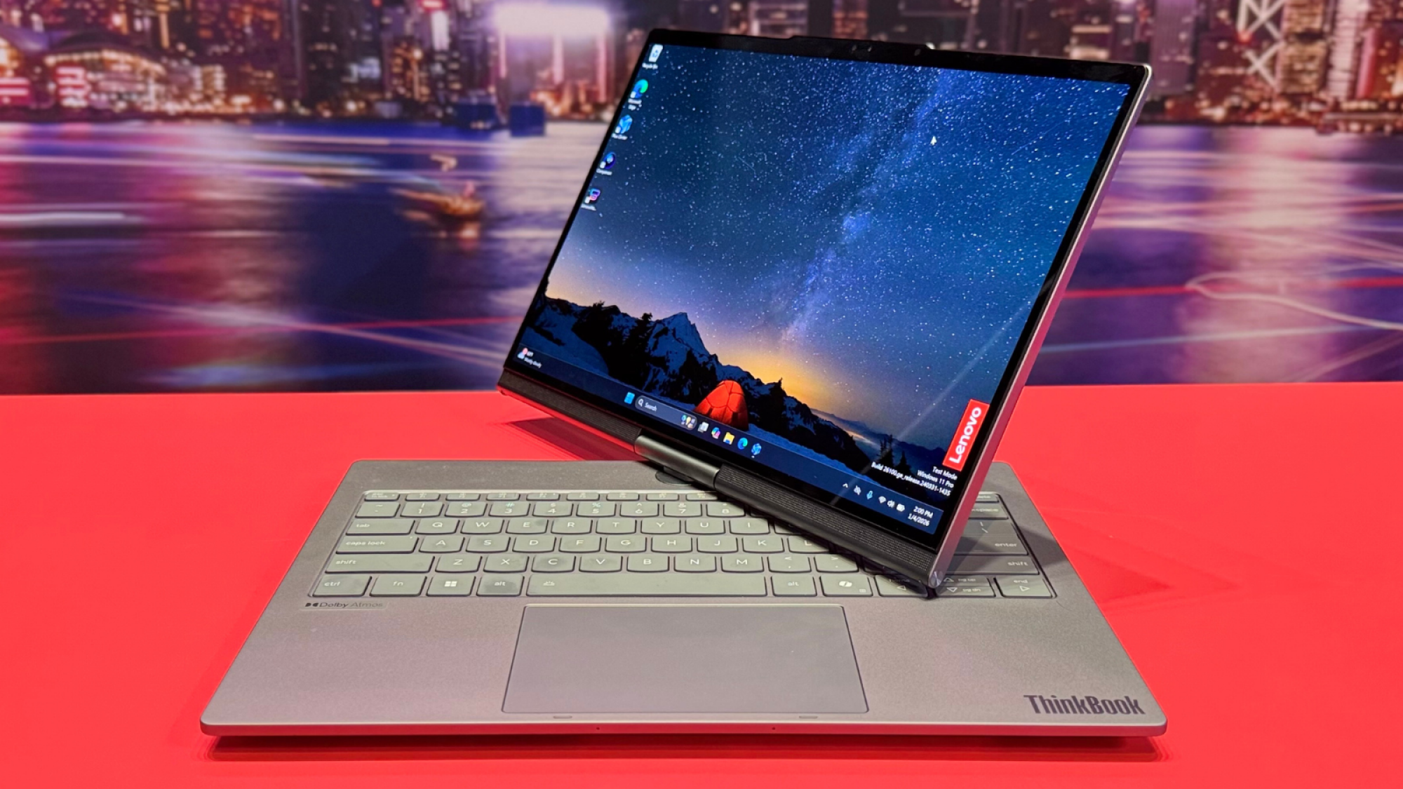 جادوی لنوو در CES ۲۰۲۶؛ لپ‌تاپی که به فرمان شما می‌چرخد