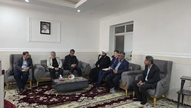 دکتر رنجبر با خانواده ۵ شهید مدرسه شجره میناب دیدار کرد