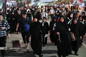پیاده روی زائرین اربعین حسینی به یاد رهبر شهید انقلاب