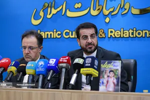  حسین دیوسالار معاون توسعه همکاری&zwnj;های علمی و فرهنگی سازمان فرهنگ و ارتباطات اسلامی و محمدحسین حجازی مدیرعامل منطقه فرهنگی و گردشگری عباس&zwnj;آباد در مراسم رونمایی از پوستر مسابقه بین&zwnj;المللی نقاشی &laquo;سورنا&raquo; با موضوع &laquo;ایران از نگاه کودکان ایرانی داخل و خارج از کشور&raquo;
