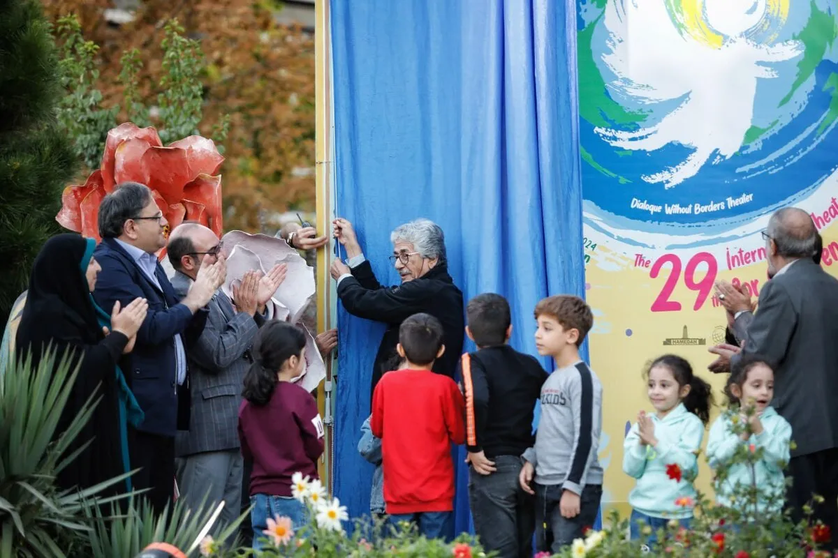 پوستر جشنواره تئاتر کودک رونمایی شد/ زیرساخت‌ها و تجهیزات تئاتری همدان اعتبارسنجی شد