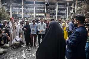 بازدید خبرنگاران خارجی از آثار به&zwnj;جامانده از حمله موشکی رژیم صهیونیستی به ساختمان شیشه ای صدا و سیما که در تاریخ ۲۴ تیرماه صورت گرفت