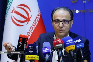 محمدرضا هرمزی&zwnj;نژاد رئیس بنیاد ملی علم ایران در نشست خبری برنامه ملی جهش
