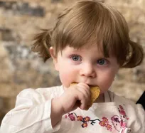 زهرا بخواب، دست خدایم سپردمت/ با یاد او توانِ غمت را خریده‌ام