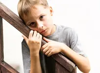 چه علائمی نشان می‌دهد که کودک نیاز به حمایت روانی دارد؟