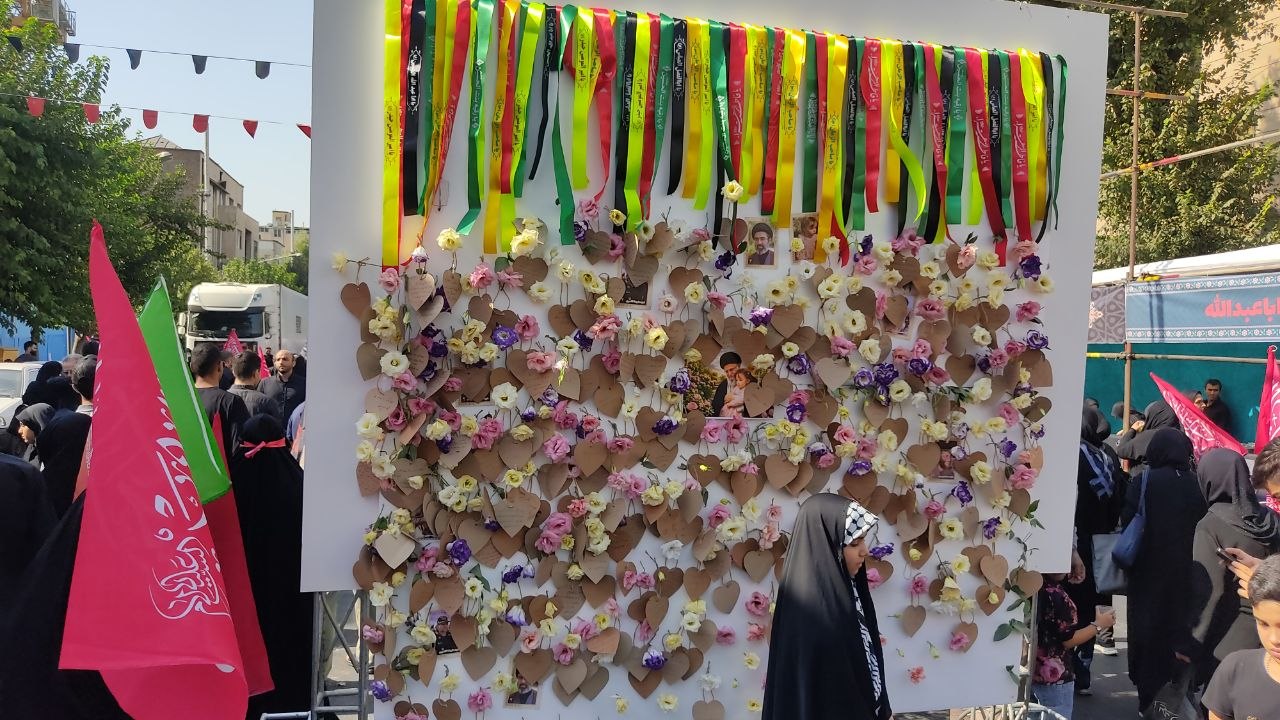 در مسیر حسین؛ تهران قدم‌به‌قدم به اربعین می‌رسد/ روایتی از موشک‌ها و پرچم‌های انتقام +عکس و فیلم