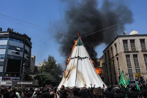 آیین خیمه سوزان عاشورا در چهارراه گلوبندک تهران
