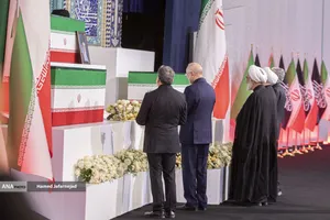 ادای احترام مقامات و مسئولان خارجی به پیکر امام شهید 