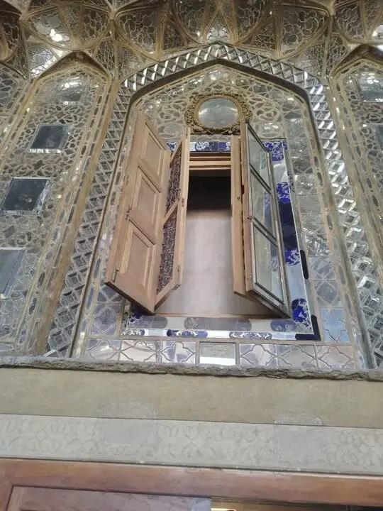 حمله اسرائیل به استانداری اصفهان به میراث جهانی صفوی آسیب زد؛ شیشه‌های عالی‌قاپو شکست