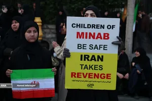 تشییع پیکر مطهر دریابان شهید &laquo;علیرضا تنگسیری&raquo; فرمانده دلاور خلیج فارس و جمعی از شهدای والامقام