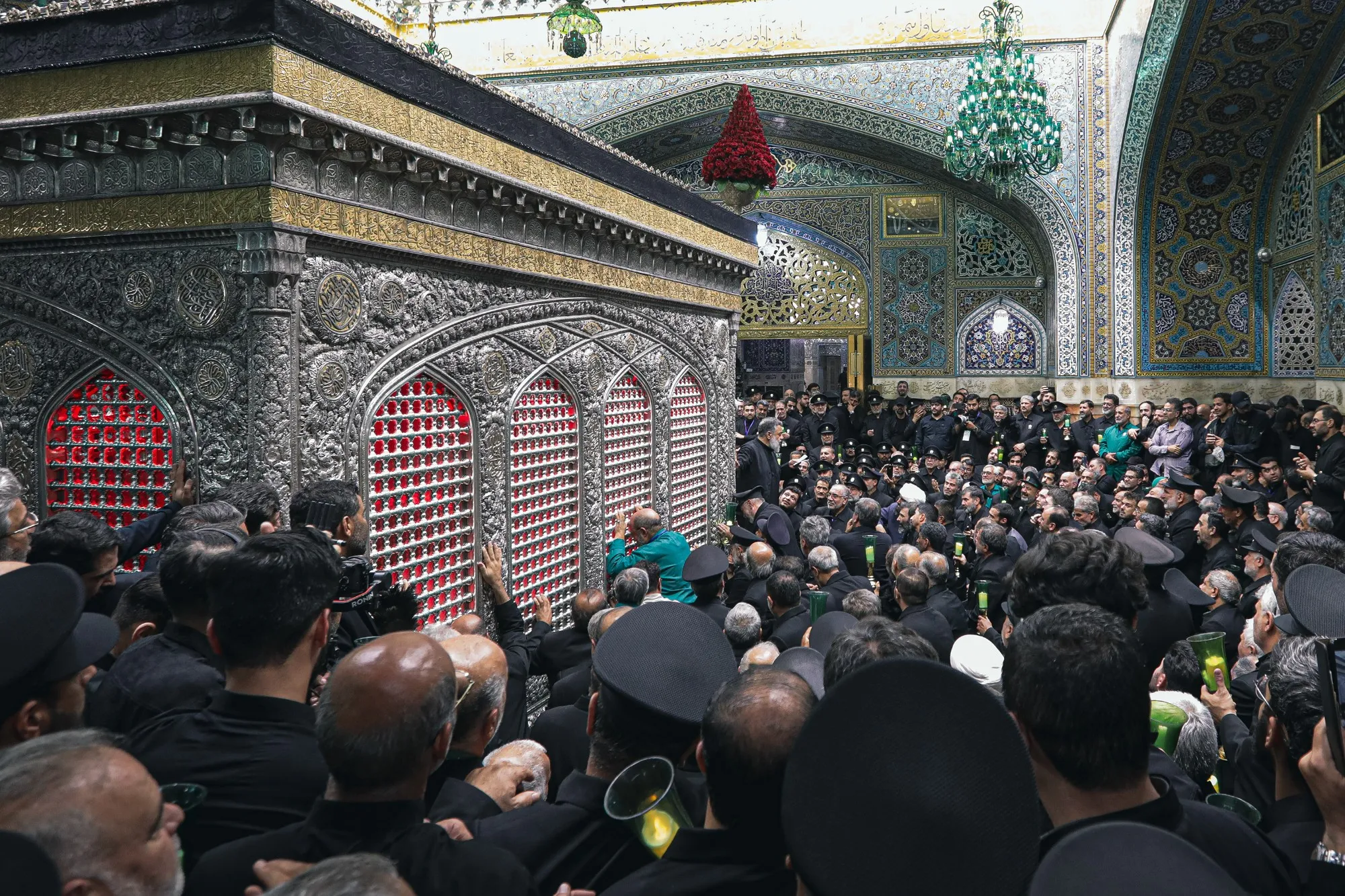 مراسم طواف پیکر رهبر شهید انقلاب بر گرد ضریح مطهر امام رضا(ع)