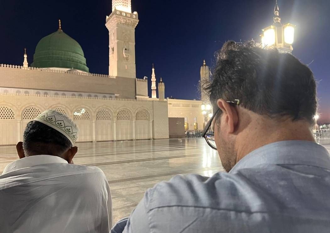 دست نیاز و طلب عفو زائران ایرانی در جوار بارگاه ملکوتی رسول الله(ص)+عکس و فیلم
