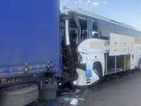 تصادف اتوبوس و تریلی در جاده آرادان-گرمسار با ۲۱ مصدوم