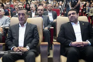 محمدجعفر قائم پناه معاون امور اجرایی رئیس جمهور و ابوالفضل نجارزاده مدیرعامل بانک ملی ایران در آیین رونمایی از خدمات و محصولات دیجیتال بانک ملی 