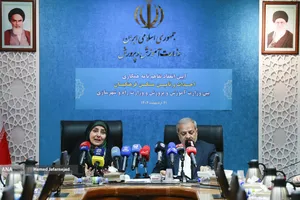 علیرضا کاظمی، وزیر آموزش و پرورش و فرزانه صادق مالواجِرد وزیر راه و شهرسازی در مراسم امضای تفاهم&zwnj;نامه همکاری حوزه مسکن فرهنگیان