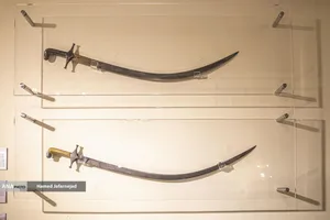 شمشیرهای فولادی دوره شاه عباس صفوی و دوره زندیان درنمایشگاه آثار منتخب گنجینه آستان قدس رضوی