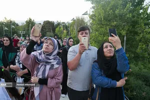 اهتزاز بزرگترین پرچم علوی بر فراز تهران