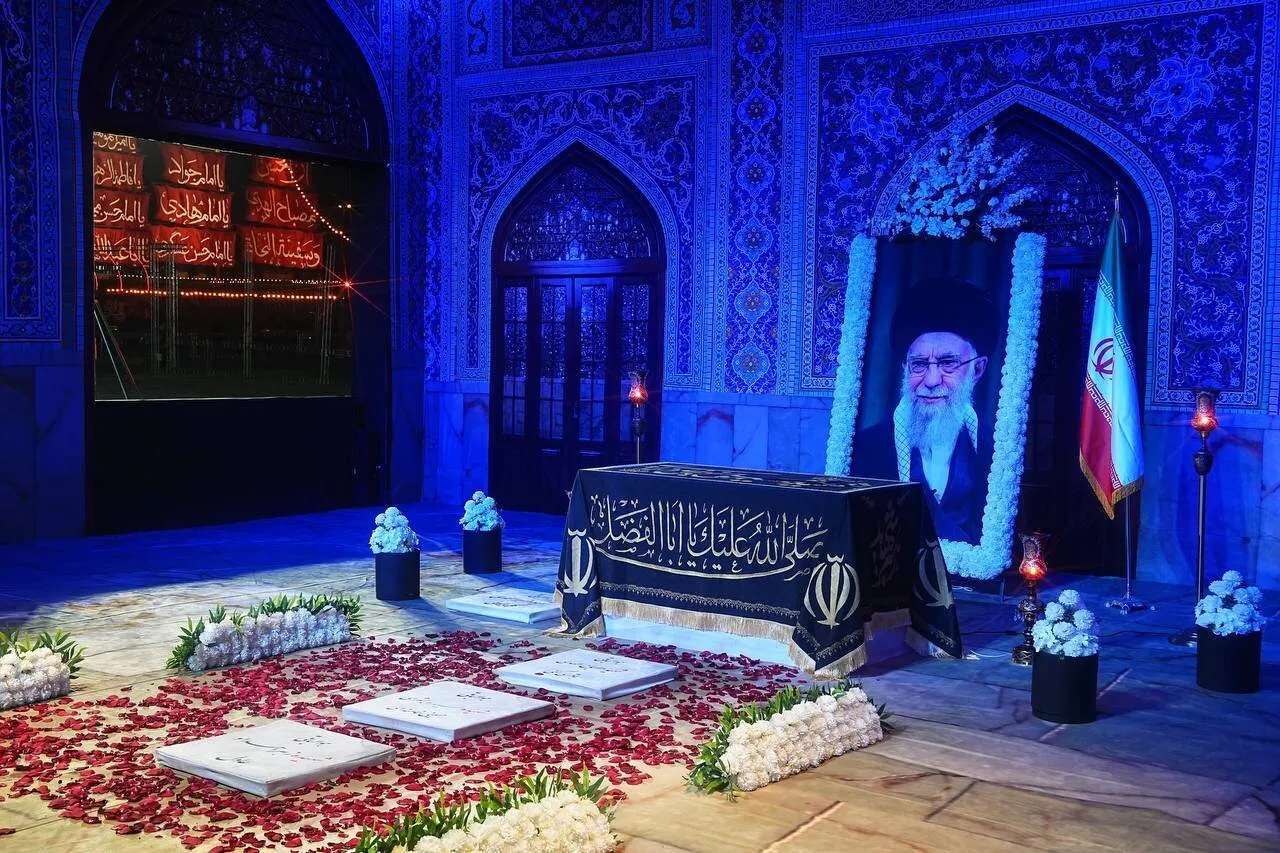 نماد مزار رهبر شهید میدان آزادی