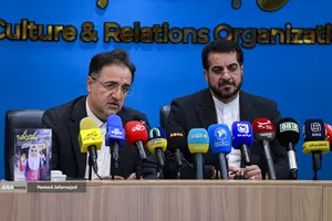  حسین دیوسالار معاون توسعه همکاری&zwnj;های علمی و فرهنگی سازمان فرهنگ و ارتباطات اسلامی و محمدحسین حجازی مدیرعامل منطقه فرهنگی و گردشگری عباس&zwnj;آباد در مراسم رونمایی از پوستر مسابقه بین&zwnj;المللی نقاشی &laquo;سورنا&raquo; با موضوع &laquo;ایران از نگاه کودکان ایرانی داخل و خارج از کشور&raquo;