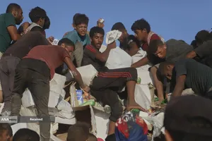 مردم گرسنه غزه برای رسیدن به کمک&zwnj;های غذایی، کیلومترها پیاده&zwnj;روی می&zwnj;کنند