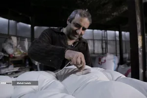 دوخت دوز تشک و لحاف ها بعد از پنبه زنی بیشتر توسط آقا ناصر صورت می گیرد