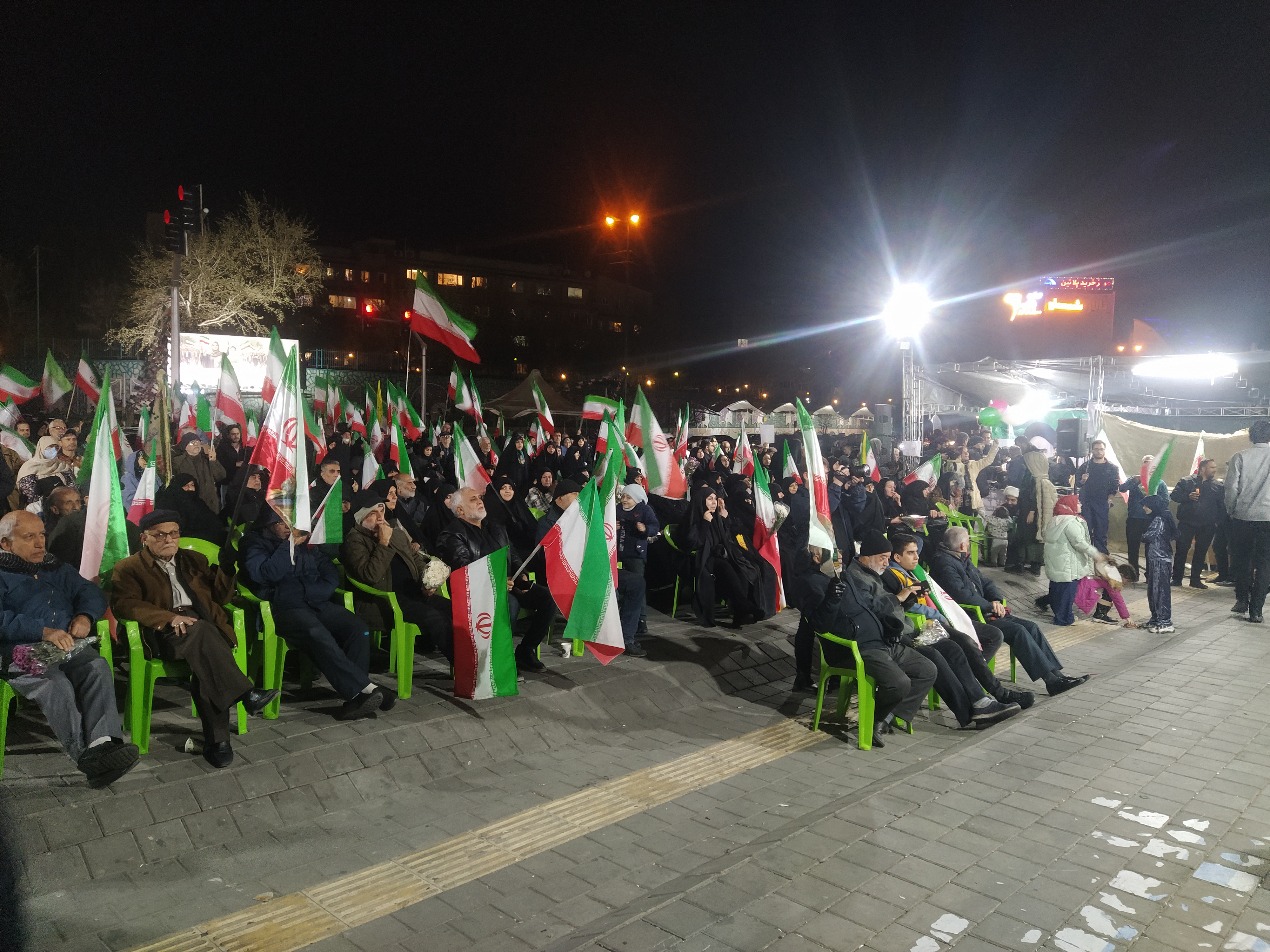 حضور پرشور دانشگاهیان و مردم در میعادگاه شبانه واحد تهران غرب حضور پرشور دانشگاهیان و مردم در میعادگاه شبانه واحد تهران غرب