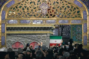 مراسم طواف پیکر رهبر شهید انقلاب بر گرد ضریح مطهر امام رضا(ع)