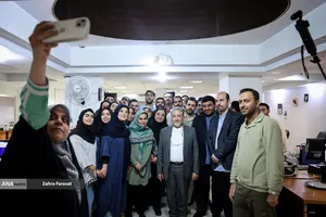 عکس یادگاری بیژن رنجبر رییس دانشگاه آزاد اسلامی با خبرنگاران خبرگزاری آنا