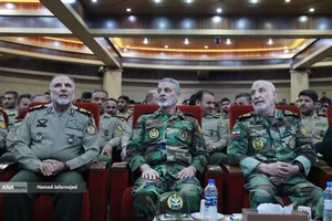 آیین اعطای نشان فداکاری ارتش به پنج تن از خانواده&zwnj;های شهدا و یک تن از پیشکسوتان دفاع مقدس با حضور امیر سرلشکر سید عبدالرحیم موسوی فرمانده کل ارتش امیر سرتیپ کیومرت حیدری فرمانده نیروی زمینی و جمعی از فرماندهان و مسؤلان عالی رتبه ارتش