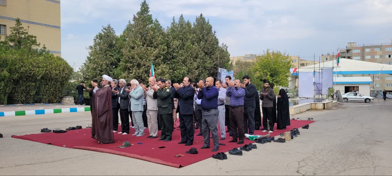 اهتزاز پرچم جمهوری اسلامی در دانشگاه آزاد بجنورد/ این پرچم نشانه هویت، استقلال، عزت و سربلندی ملت ایران است