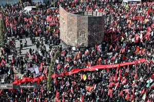 تشییع پیکر مطهر آقای شهید ایران و خانواده ایشان -۱
