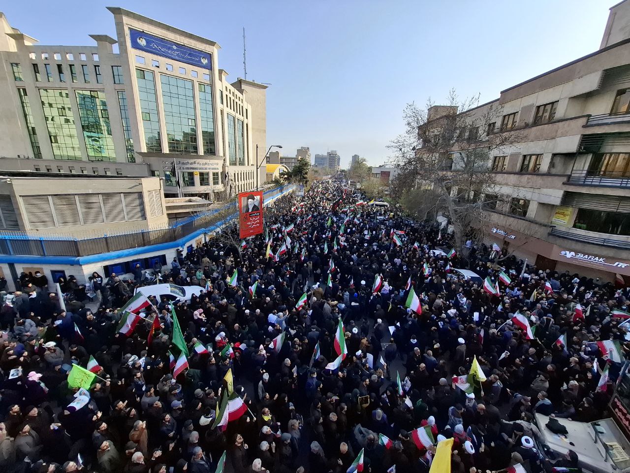 فرماندهان و شهدای مردمی جنگ رمضان روی دوش مردم تهران/ نمایش اقتدار و حماسه‌سازی از انقلاب تا معراج شهدا