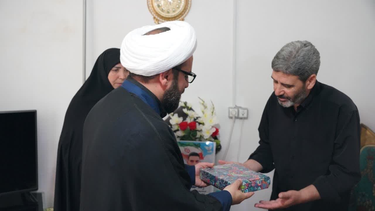 حضور دانشگاهیان در منزل دانشجوی شهید رضا خلف‌خانی