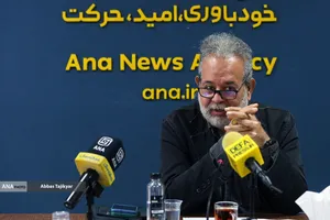 دکتر سیدرضا نقیب السادات عضو هیئت علمی دانشگاه علامه طباطبایی در نشست علمی سویه&zwnj;های نظری و معرفتی روایت&zwnj;پردازی از مراسم تشییع پیکر مطهر رهبر شهید 