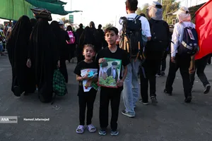 پیاده روی زائرین اربعین حسینی به یاد رهبر شهید انقلاب