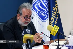دکتر سیدرضا نقیب السادات عضو هیئت علمی دانشگاه علامه طباطبایی در نشست علمی سویه&zwnj;های نظری و معرفتی روایت&zwnj;پردازی از مراسم تشییع پیکر مطهر رهبر شهید 