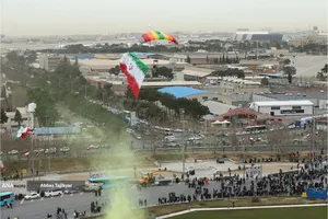 راهپیمایی ۲۲ بهمن تهرانفرود چترباز در مراسم راهپیمایی ۲۲ بهمن تهران