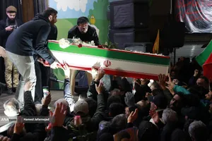 مراسم وداع با پیکر مادر شهیدان افراسیابی در چهارراه نبرد خیابان پیروزی