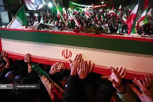 مراسم وداع با پیکر مادر شهیدان افراسیابی در چهارراه نبرد خیابان پیروزی