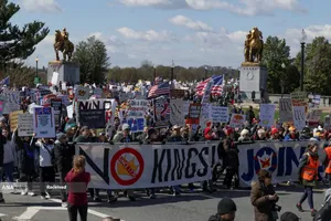  اعتراضات ضد جنگ بر علیه دوناد ترامپ در سراسر ایالات متحده آمریکا و کشورهای اروپایی با عنوان &laquo;نه به پادشاهی&raquo; آغاز شد. 